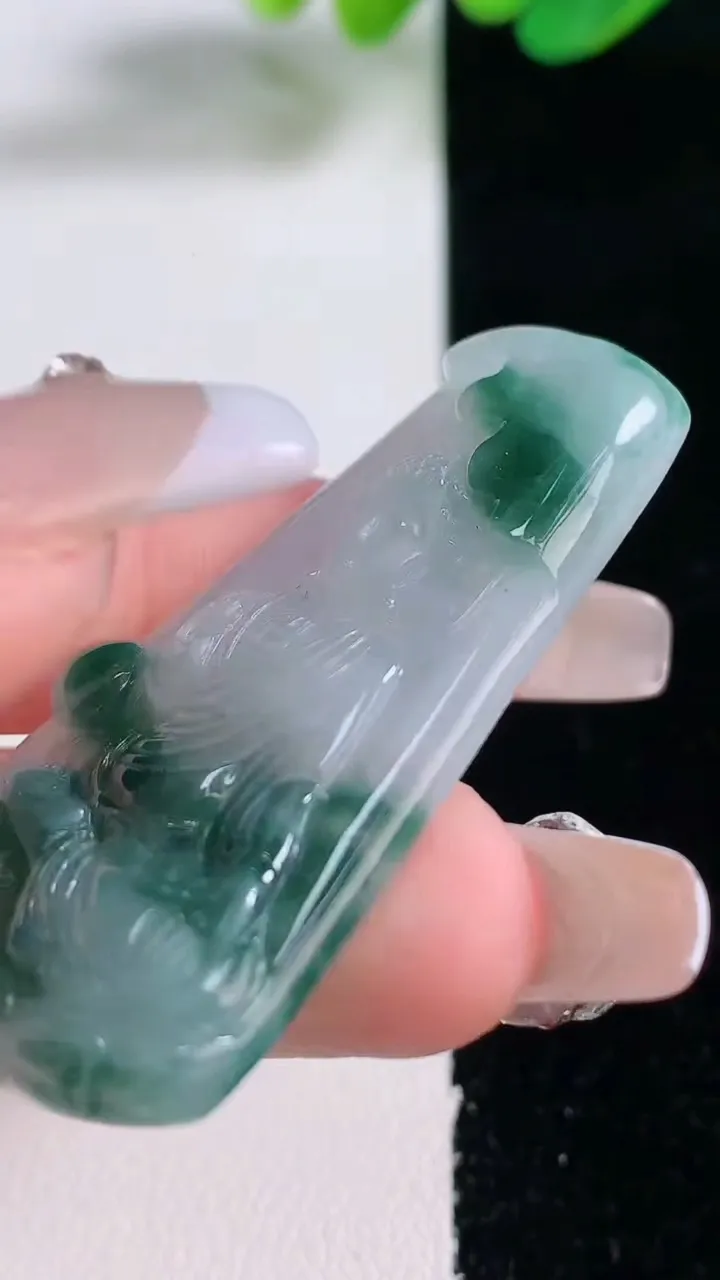 天然A货翡翠飘花阿弥陀佛吊坠，尺寸47-26.2-4.9，重量:12.87g
12月28日