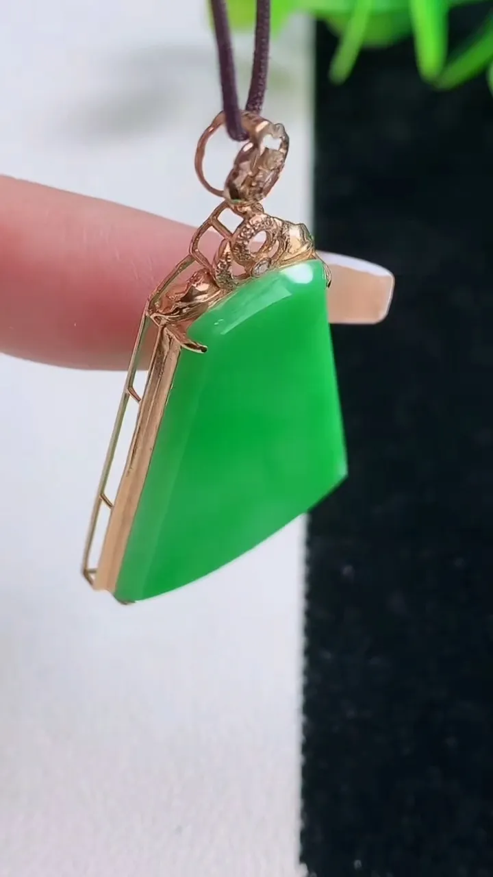 天然A货翡翠无事牌吊坠，尺寸40-24.3-4.4，30.2-22.8重量:3.62g
12月28日