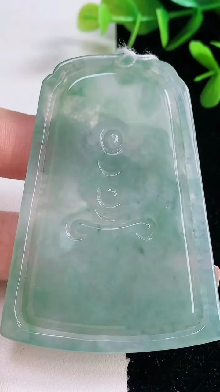 天然A货翡翠大势至菩萨吊坠，尺寸67.7-47.8-5.2，重量:33.72g
12月28日