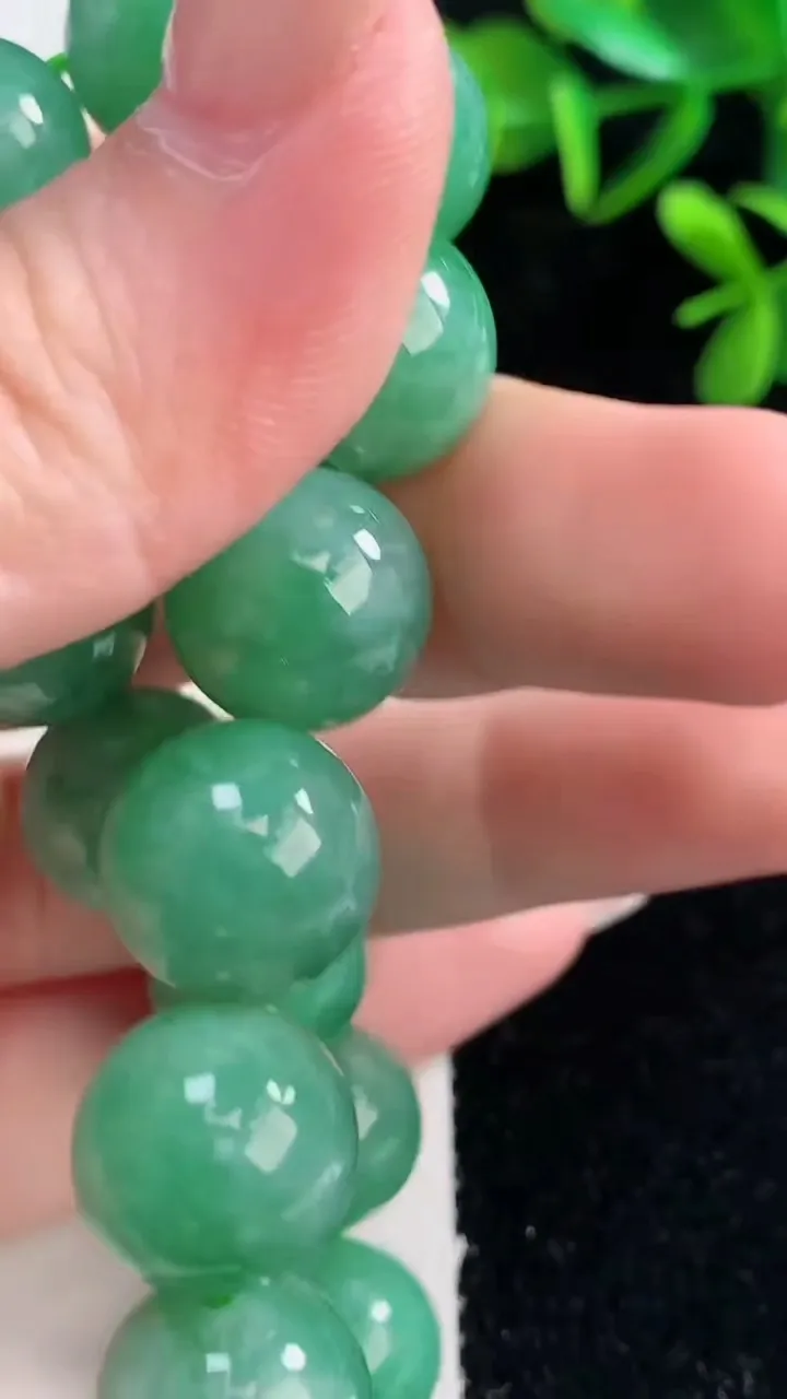 天然A货翡翠圆珠手串，尺寸13.5-15颗，重量:65.21g12月28日
工厂直销收藏佳品,种好水足，色泽均匀，有种有色，上手高大气！