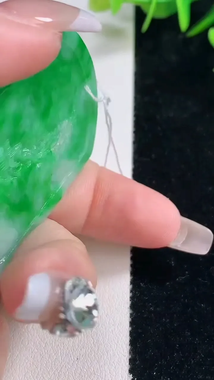 天然A货翡翠山水牌吊坠，尺寸51.7-38.6-5.9，重量:25.85g
12月28日