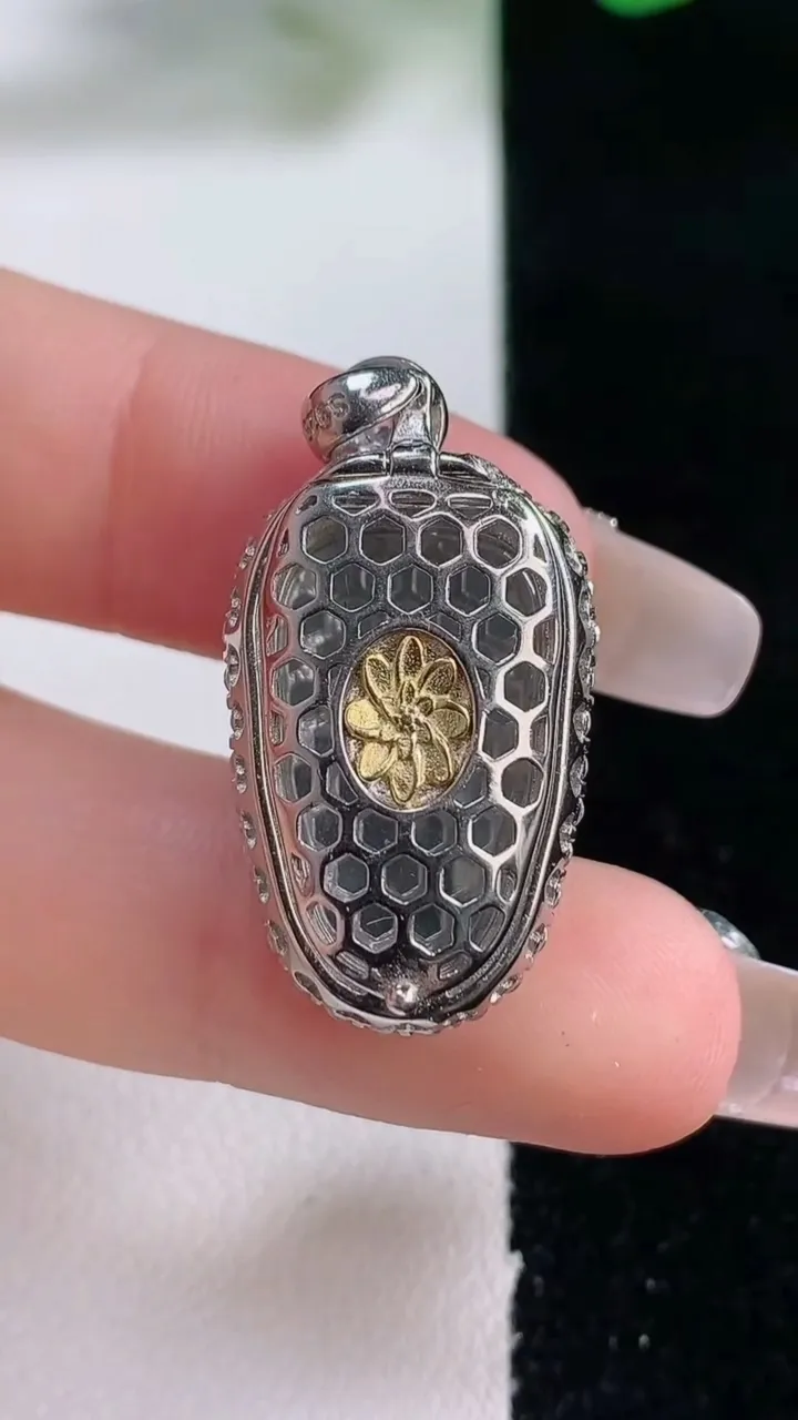 天然A货翡翠金枝玉叶 叶子吊坠，尺寸30-15.6-8.6，裸石20.6-14重量:5.43g
12月28日