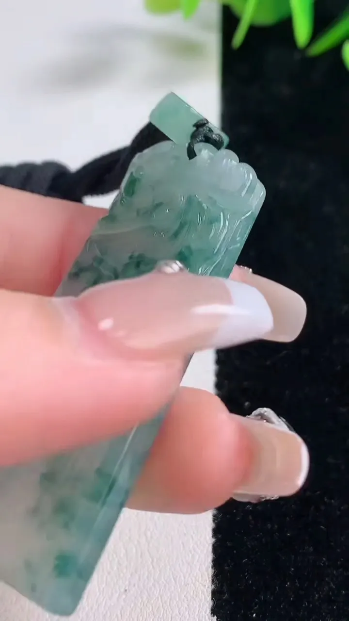 天然A货翡翠种飘花仿古无事牌吊坠，尺寸53.2-23-4.8，重量:20.84g
12月28日