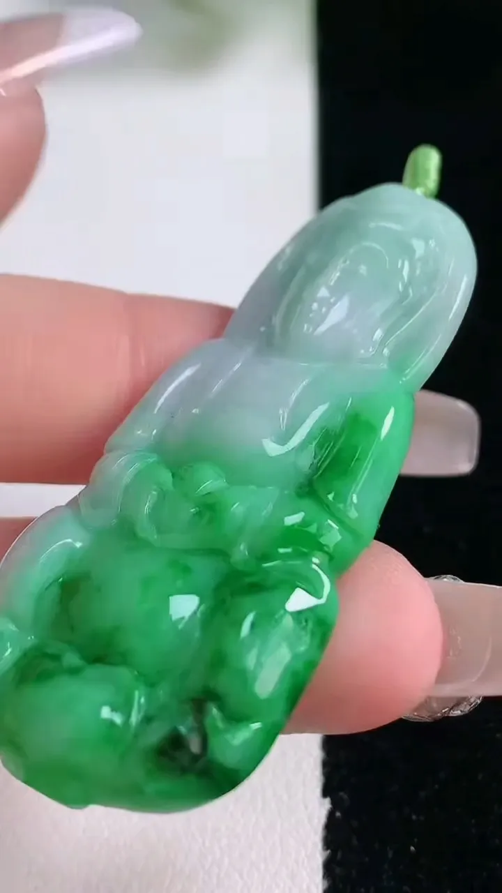 天然A货翡翠观音菩萨吊坠，尺寸51.7-25.4-5.1，重量:13.59g
12月28日