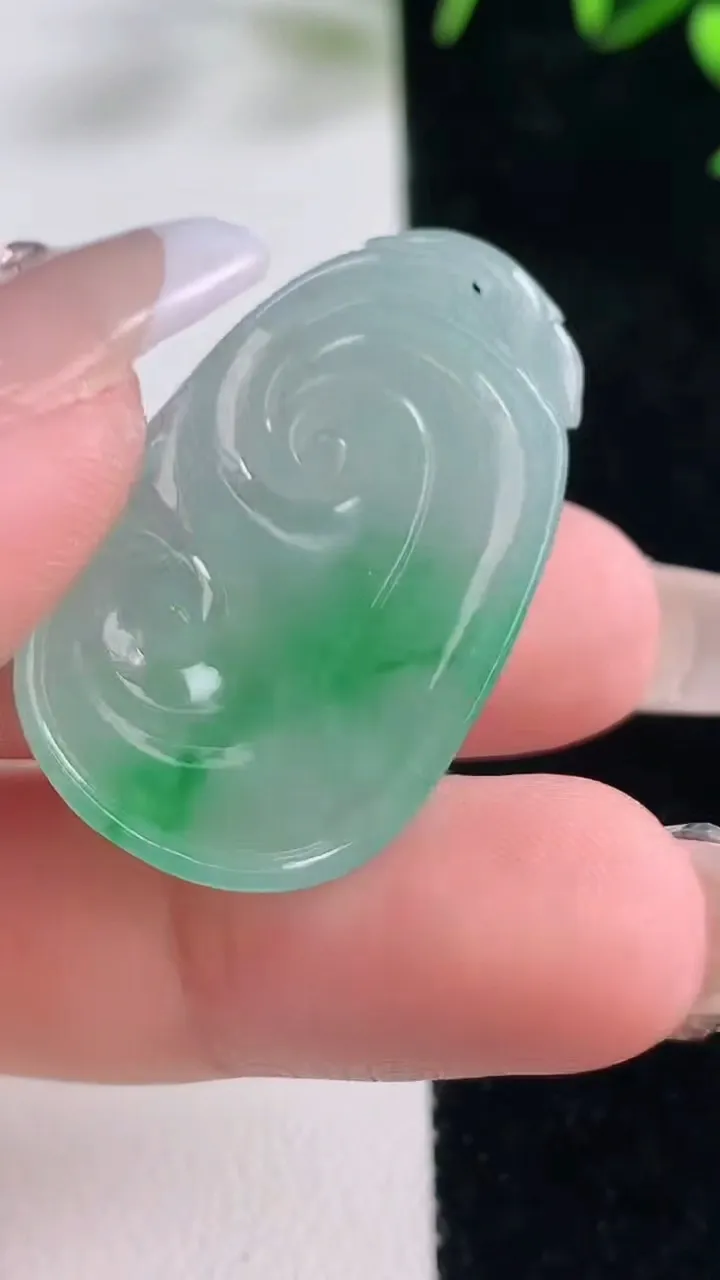 天然A货翡翠如意吊坠，尺寸32.5-20.3-5.3，重量:7.68g
12月28日