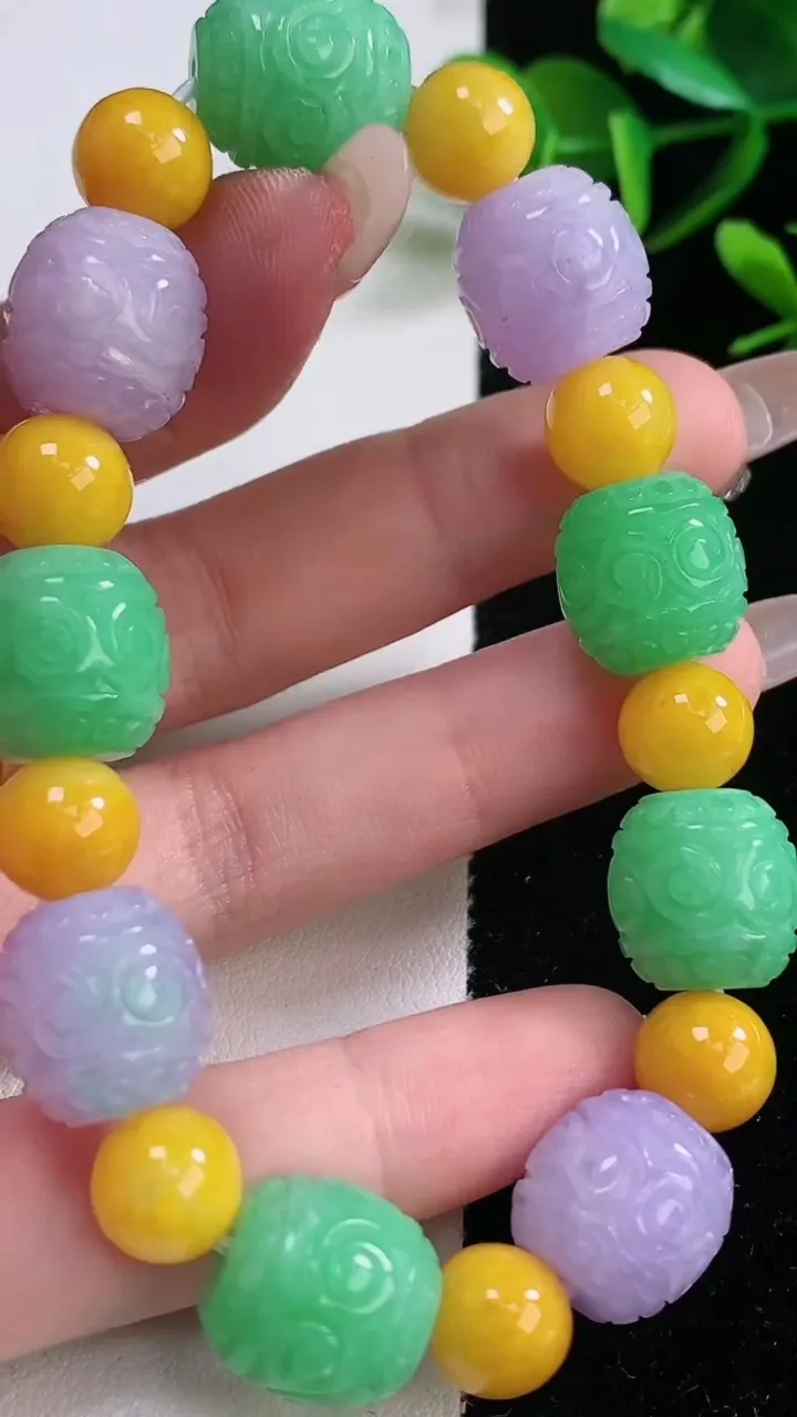 天然A货翡翠双彩雕花路路通手串，尺寸13-13-18颗，重量:49.65g12月28日
工厂直销收藏佳品,种好水足，色泽均匀，有种有色，上手高大气！