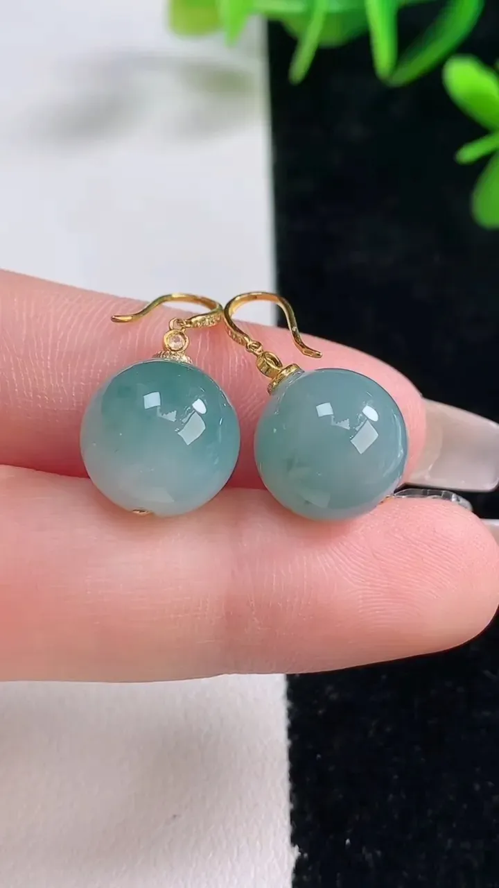 天然A货翡翠18K金飘花圆珠耳坠，尺寸12，重量:9.59g12月28日
工厂直销收藏佳品,种好水足