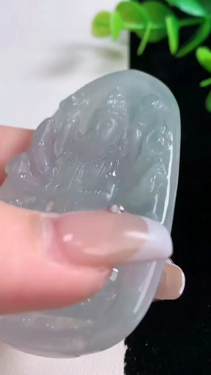 天然A货翡翠千手观音吊坠，尺寸67.5-46-6.5，重量:34.26g
12月28日