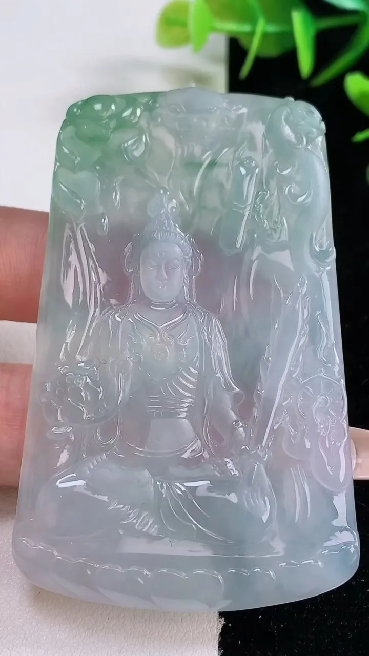 天然A货翡翠虚空藏菩萨吊坠，尺寸69.3-43.4-5.5，重量:38.42g
12月28日