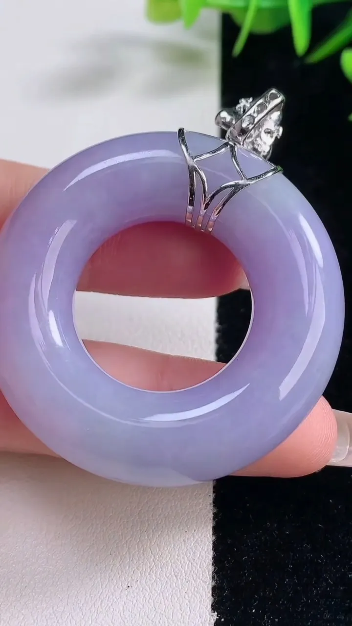 天然A货翡翠18K金紫罗兰平安环吊坠，尺寸46-11.7，重量:41.77g
12月28日