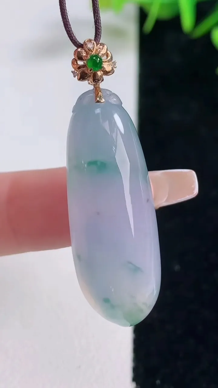 天然A货翡翠种紫罗兰飘花福瓜吊坠，尺寸35.8-13.2-8，重量:7.56g
12月28日