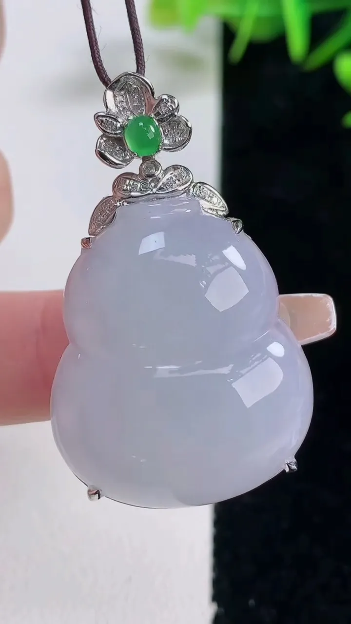 天然A货翡翠18K金紫罗兰葫芦吊坠，尺寸41.8-30-25.2-9.8，重量:11.90g
12月