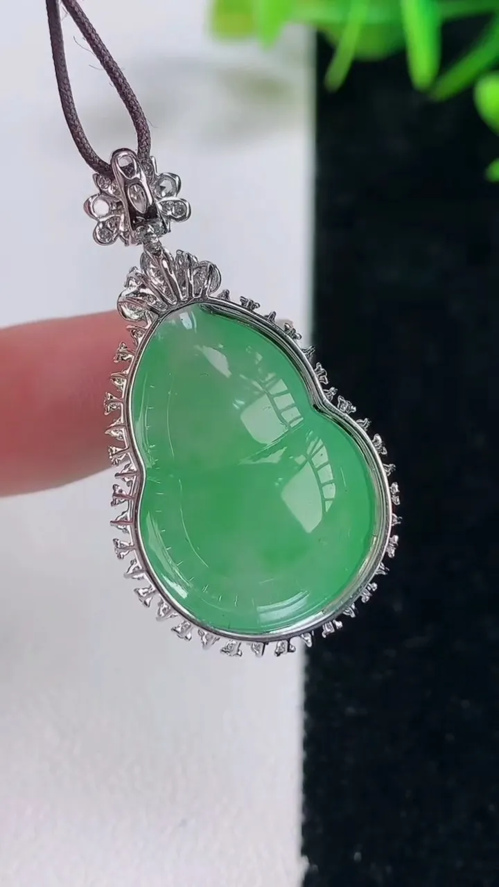 天然A货翡翠葫芦吊坠，尺寸35.6-19-10.5，裸石23.3-16.4重量:6.05g
12月28日