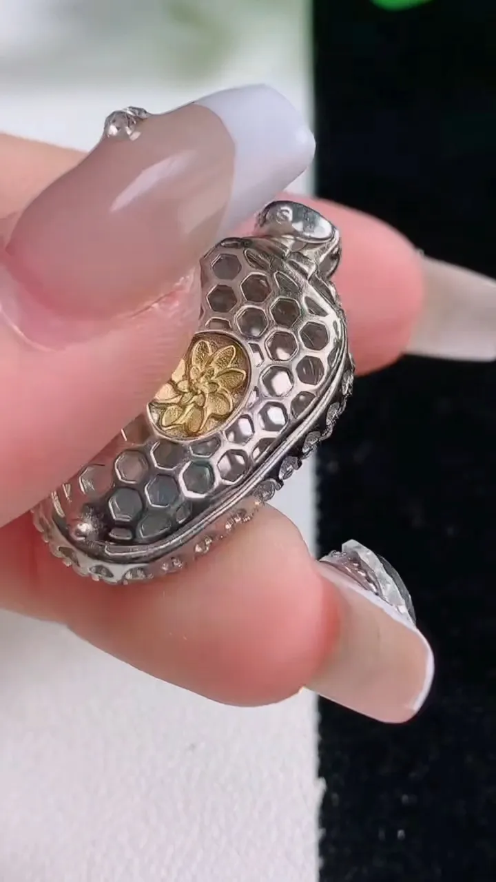 天然A货翡翠金枝玉叶 叶子吊坠，尺寸30-15.6-8.6，裸石20.6-14重量:5.43g
12月28日