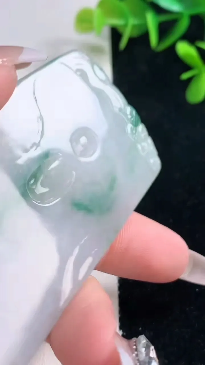 天然A货翡翠飘花虚空藏菩萨吊坠，尺寸70.8-44.5-4.9，重量:41.65g
12月28日