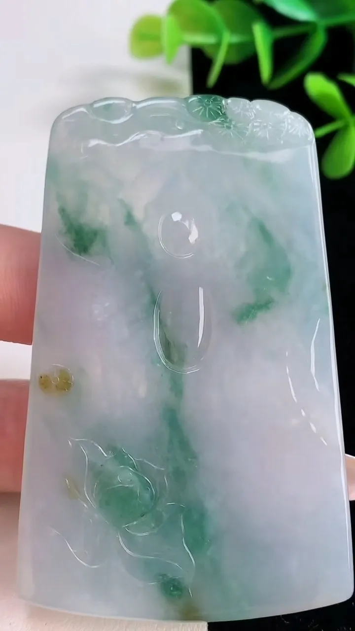 天然A货翡翠飘花虚空藏菩萨吊坠，尺寸70.8-44.5-4.9，重量:41.65g
12月28日