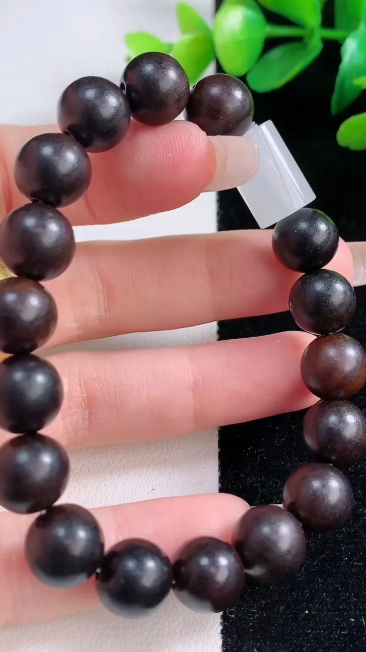 天然A货翡翠种白冰路路通手串，尺寸13.3-9.2，重量:13.16g12月28日
工厂直销收藏佳品