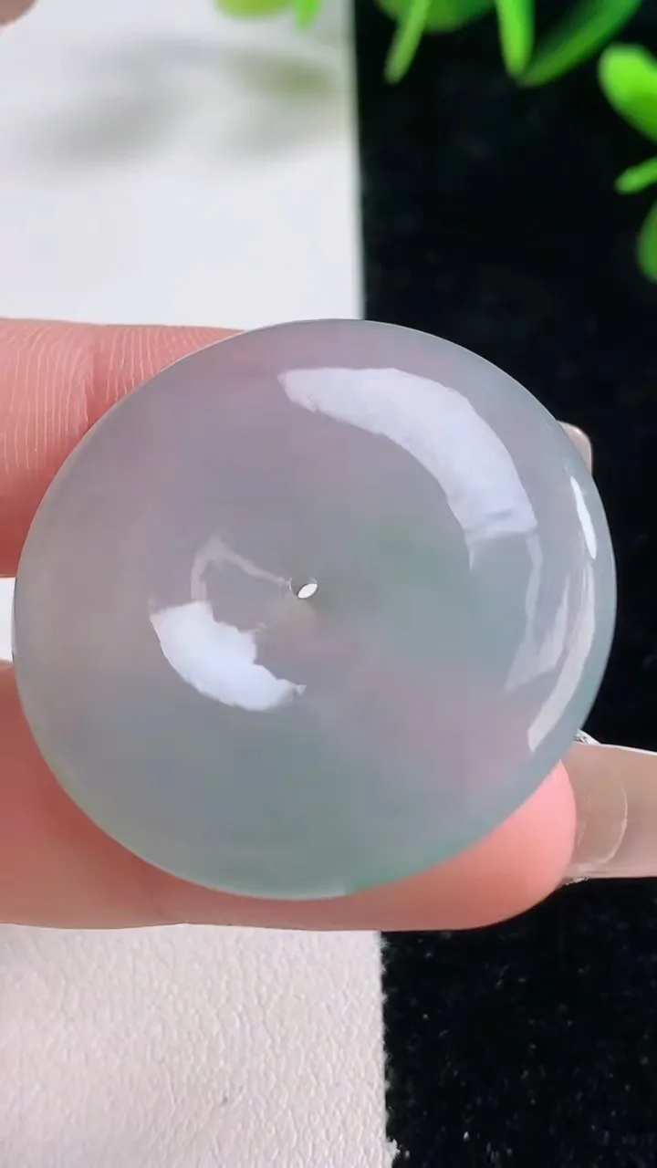 天然A货翡翠平安扣吊坠，尺寸33.6-5.4，重量:14.45g
12月28日