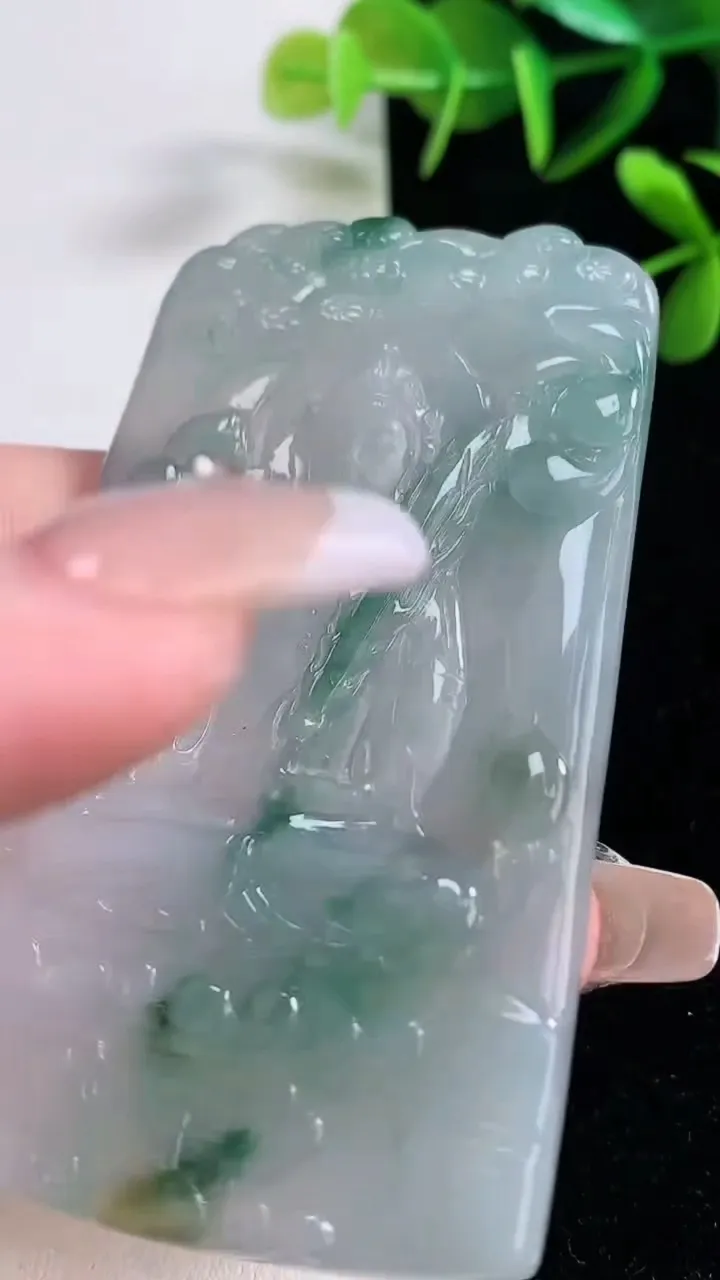 天然A货翡翠飘花虚空藏菩萨吊坠，尺寸70.8-44.5-4.9，重量:41.65g
12月28日