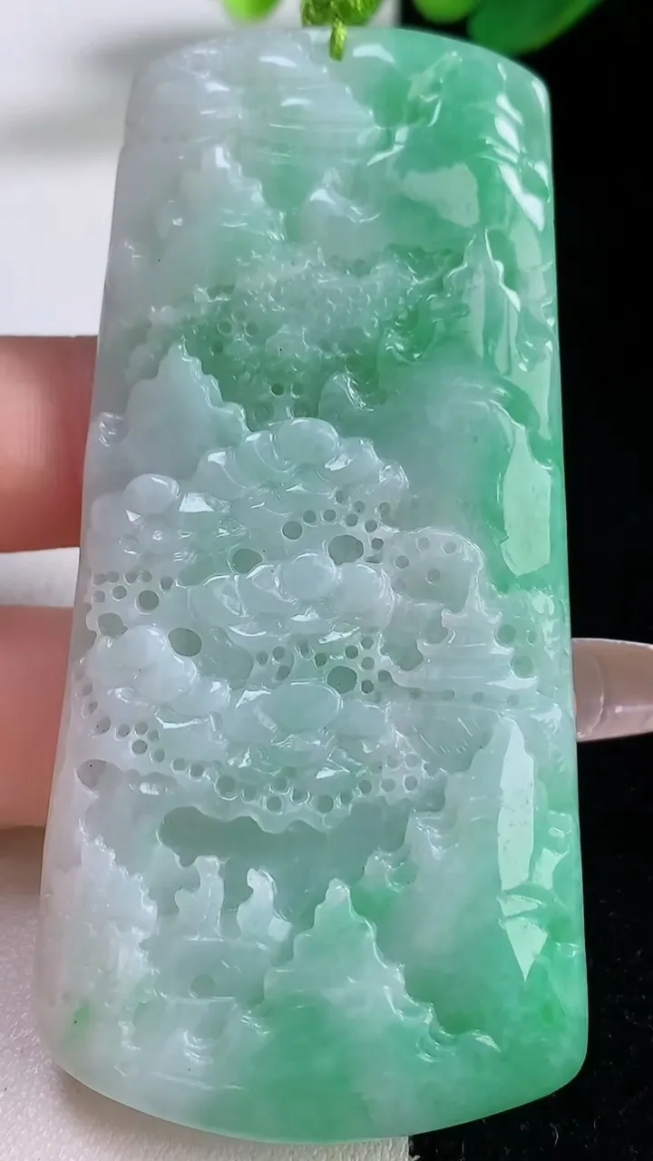 天然A货翡翠山水牌吊坠，尺寸75-35.8-6.3，重量:43.14g
12月28日