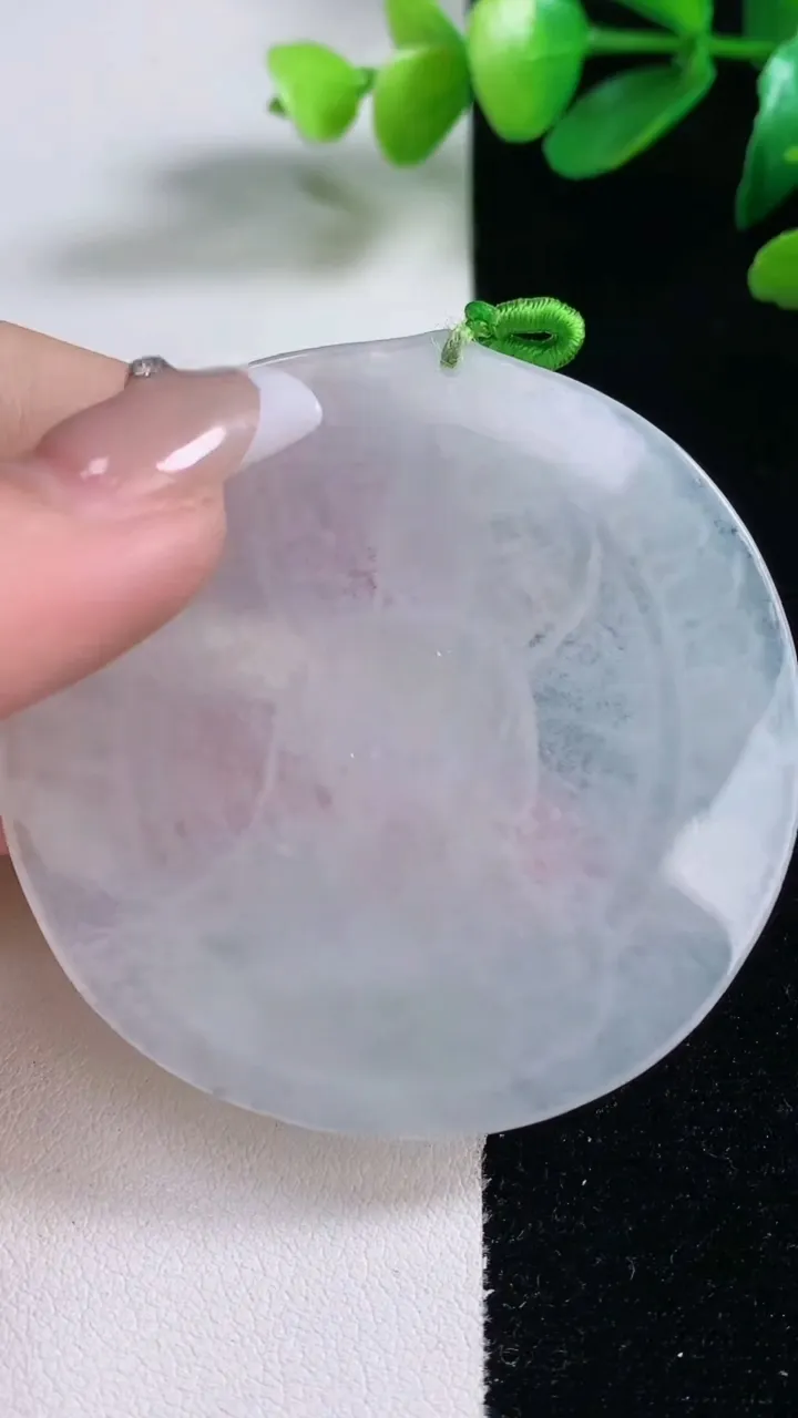 天然A货翡翠观音菩萨吊坠，尺寸54.6-4.4，重量:27.38g
12月28日