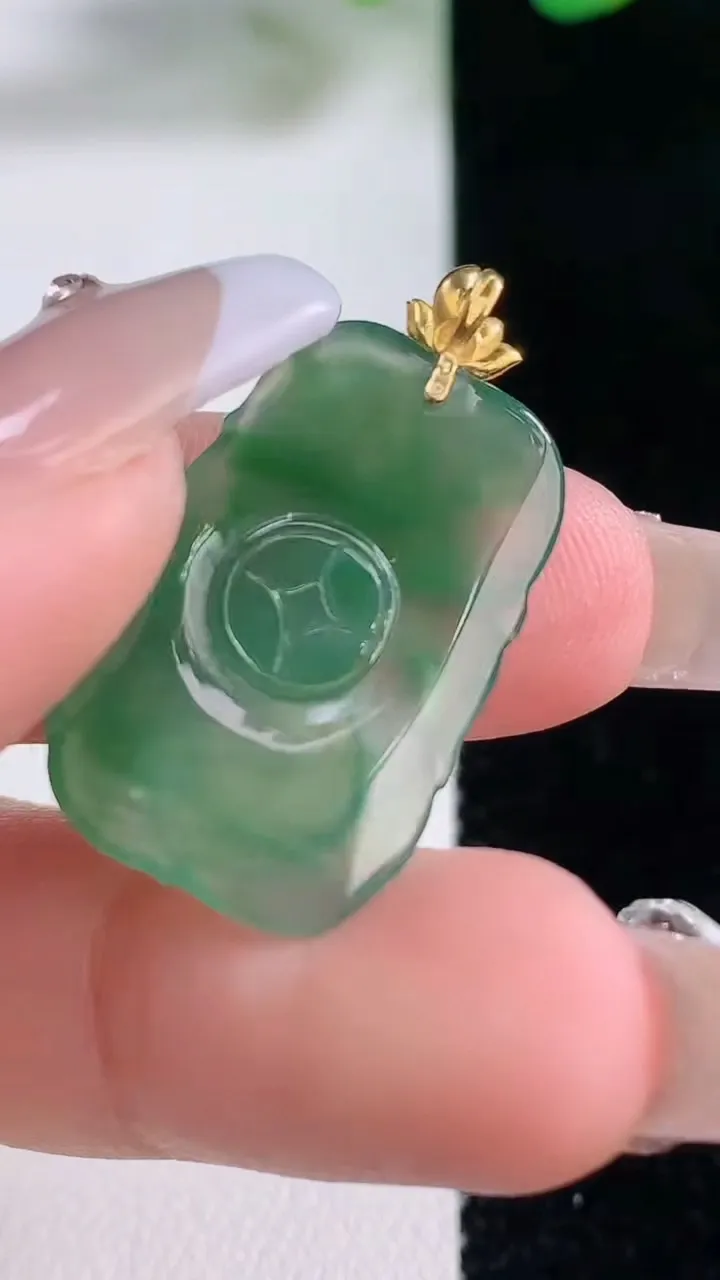 天然A货翡翠九尾狐吊坠，尺寸25.2-16.7-4.4，重量:3.43g
12月28日