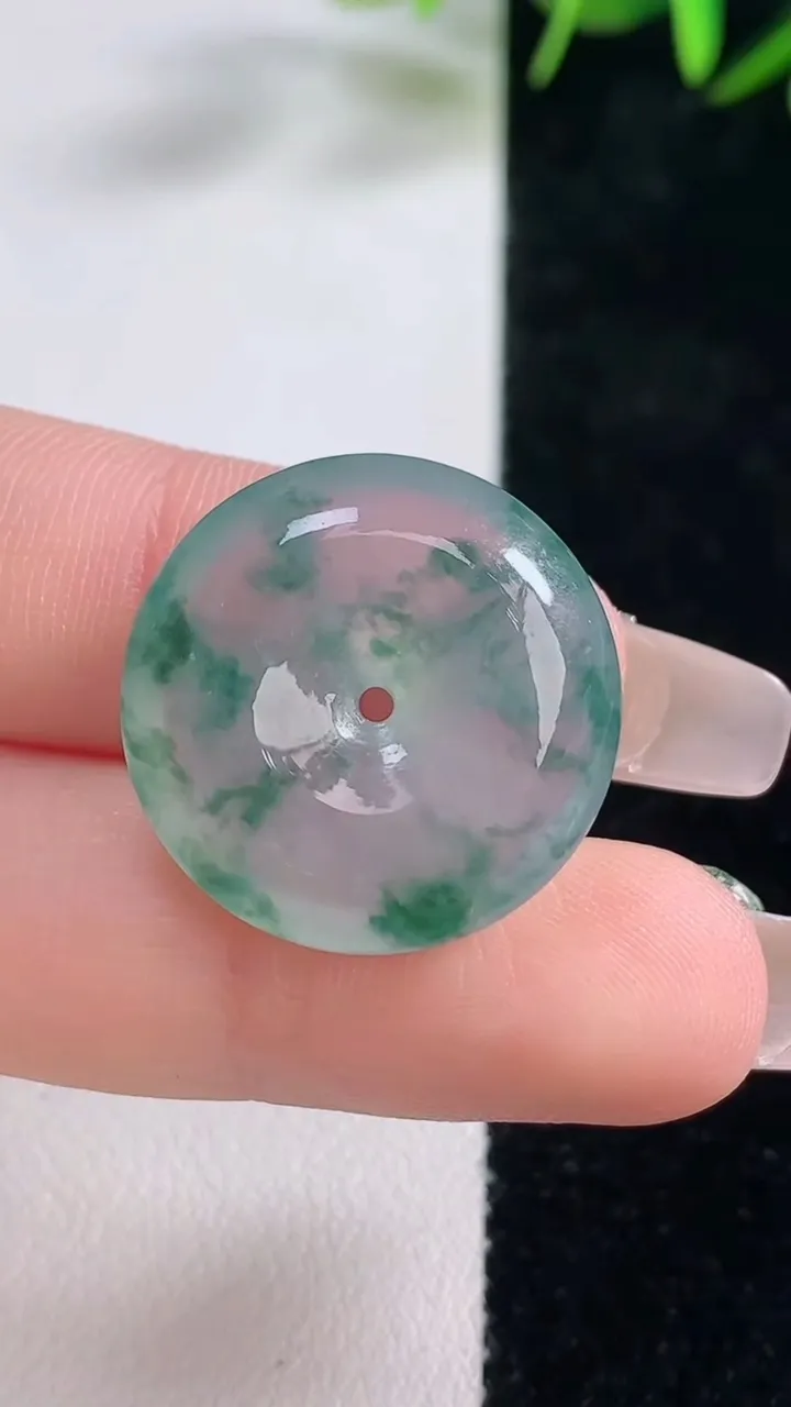 天然A货翡翠种飘花平安扣吊坠，尺寸22.2-6.3，重量:6.37g
12月28日