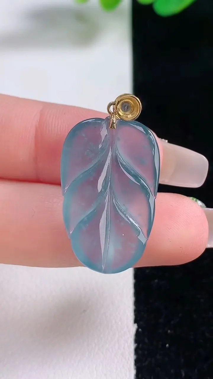 天然A货翡翠18K金紫罗兰金枝玉叶 叶子吊坠，尺寸26-15.8-4.2，重量:4.14g
12月28日