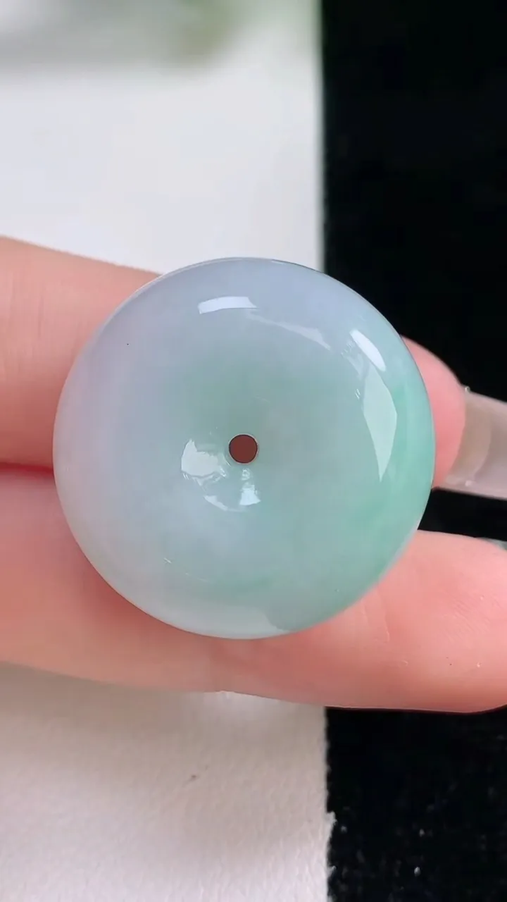 天然A货翡翠路路通吊坠，尺寸26-12.2，重量:18.51g
12月28日