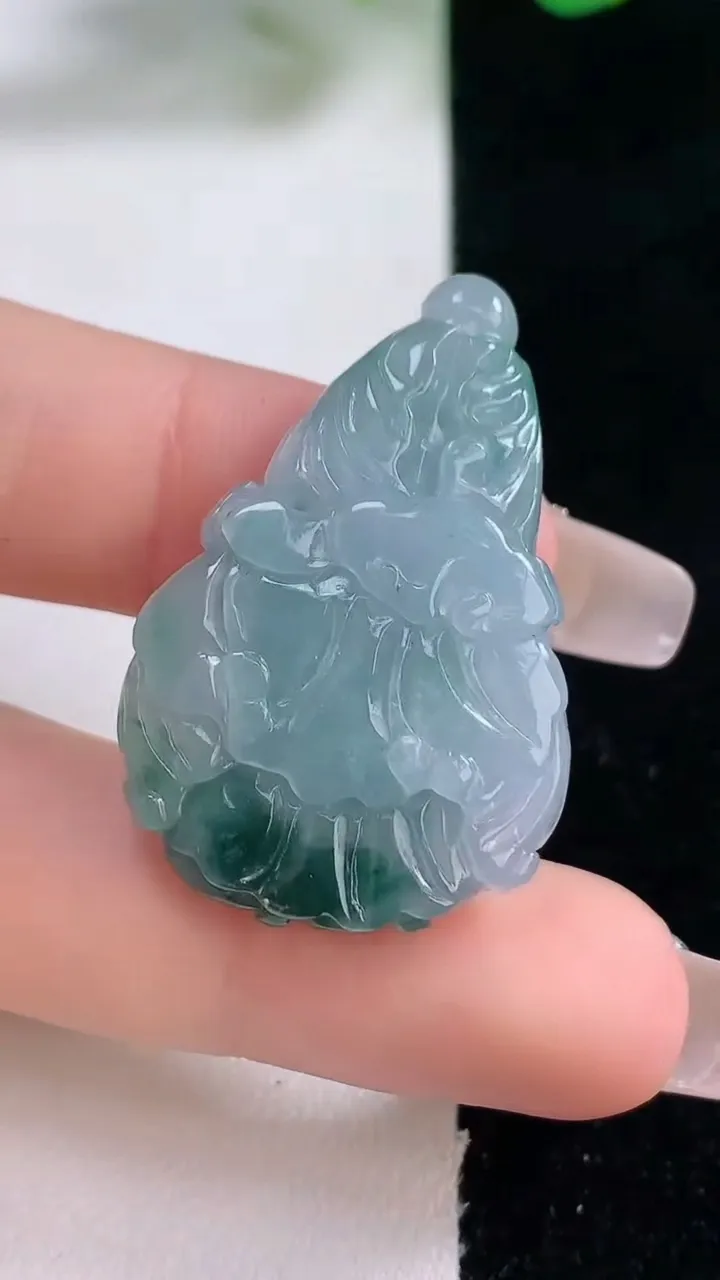 天然A货翡翠飘花白菜吊坠，尺寸33.4-23.4-6.8，重量:9.95g
12月28日