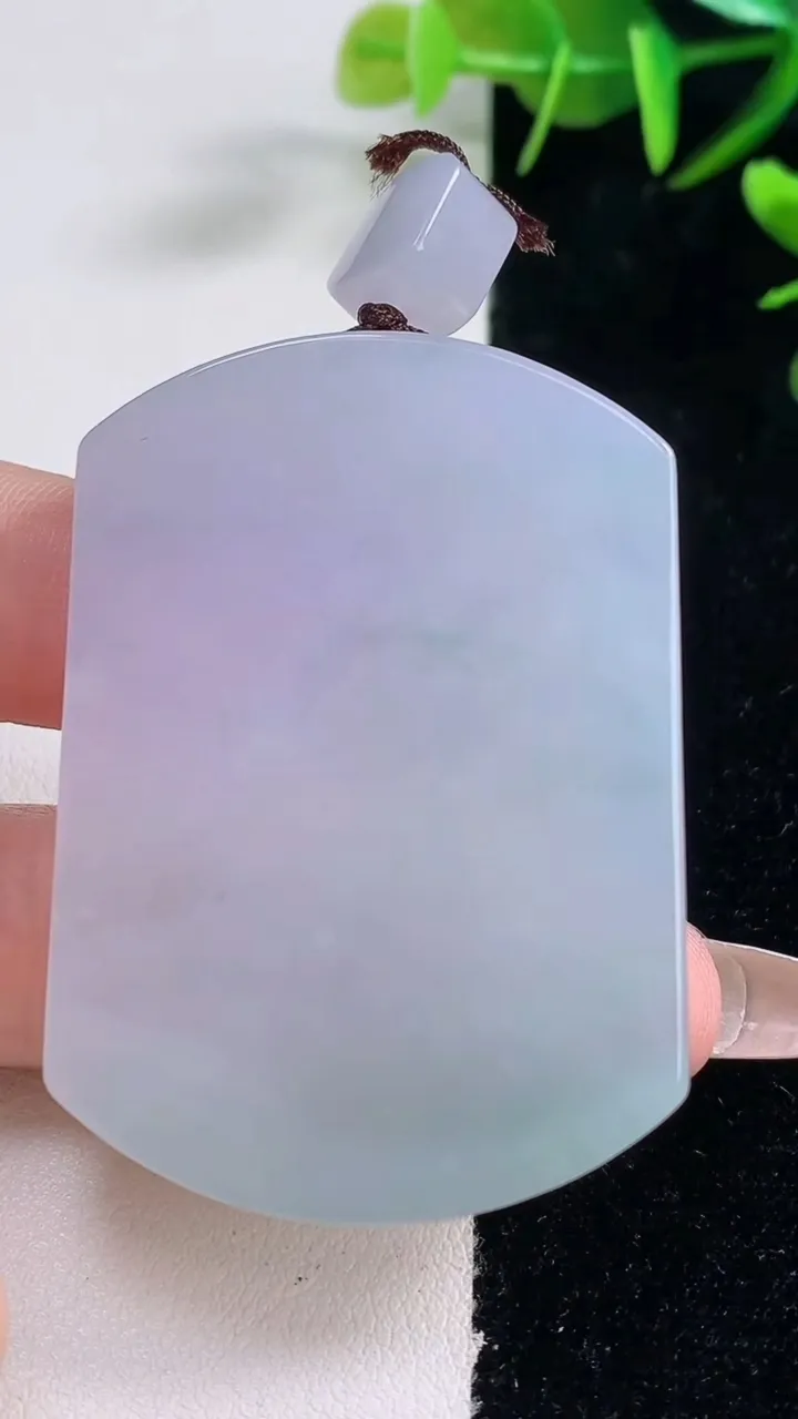 天然A货翡翠种春带彩紫罗兰无事牌吊坠，尺寸52.5-37-7.3，重量:44.73g
12月28日