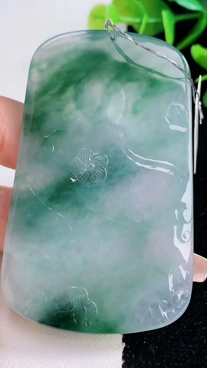 天然A货翡翠阿弥陀佛吊坠，尺寸72.4-44.4-6.2，重量:46.62g
12月28日