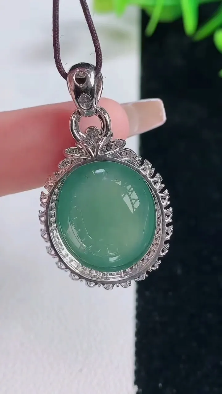 天然A货翡翠蛋面吊坠，尺寸34.4-19.7-12，裸石17.2-15.3重量:6.90g
12月28日