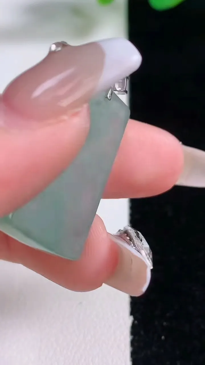 天然A货翡翠梅花鹿吊坠，尺寸28-15.9-4.8，重量:6.35g
12月28日