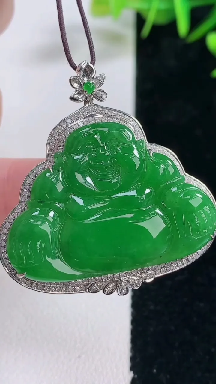 天然A货翡翠佛公吊坠，尺寸38.7-37.4-7.2，裸石24.4-34重量:8.64g
12月28日