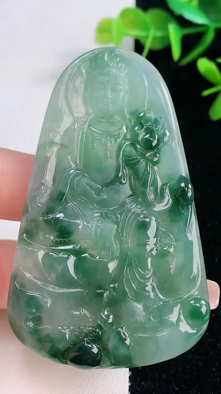 天然A货翡翠大势至菩萨吊坠，尺寸70.5-41.7-5.9，重量:36.56g
12月28日