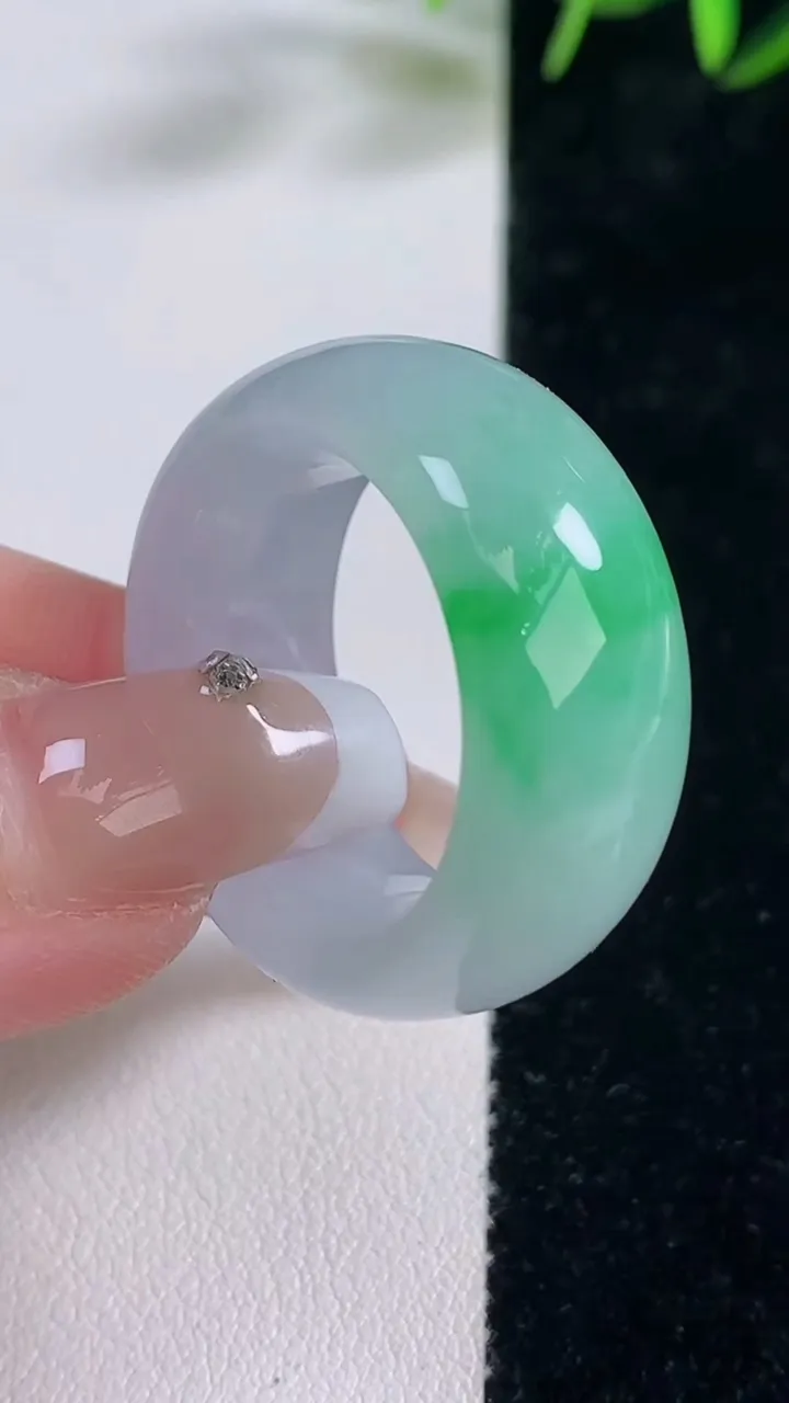 天然A货翡翠指环扳指，尺寸20.4-11.5-5.4，重量:14.33g2025年12月28日
工厂