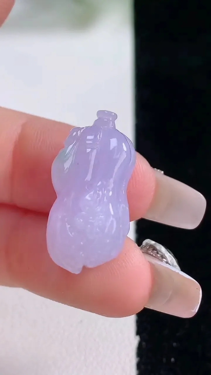 天然A货翡翠春带彩紫罗兰白菜吊坠，尺寸23.6-11-13，重量:5.59g
12月28日