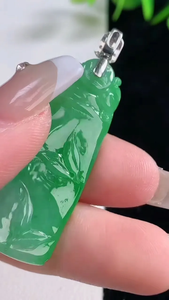 天然A货翡翠节节高升 竹节吊坠，尺寸42-16-7.8，重量:12.89g
12月28日