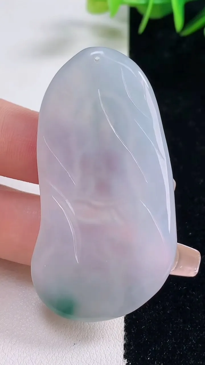 天然A货翡翠种飘花观音菩萨吊坠，尺寸58-32.6-5.8，重量:22.91g
12月28日