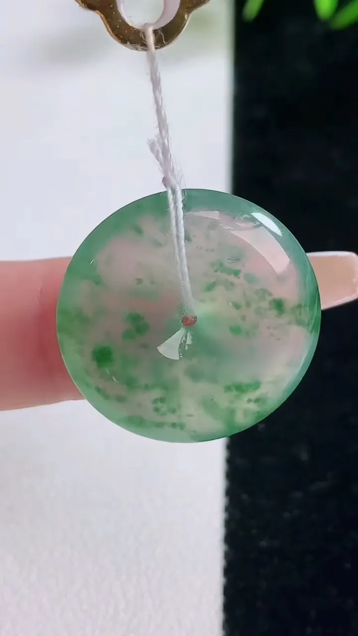 天然A货翡翠种飘花平安扣吊坠，尺寸21.8-5，重量:5.17g
12月28日