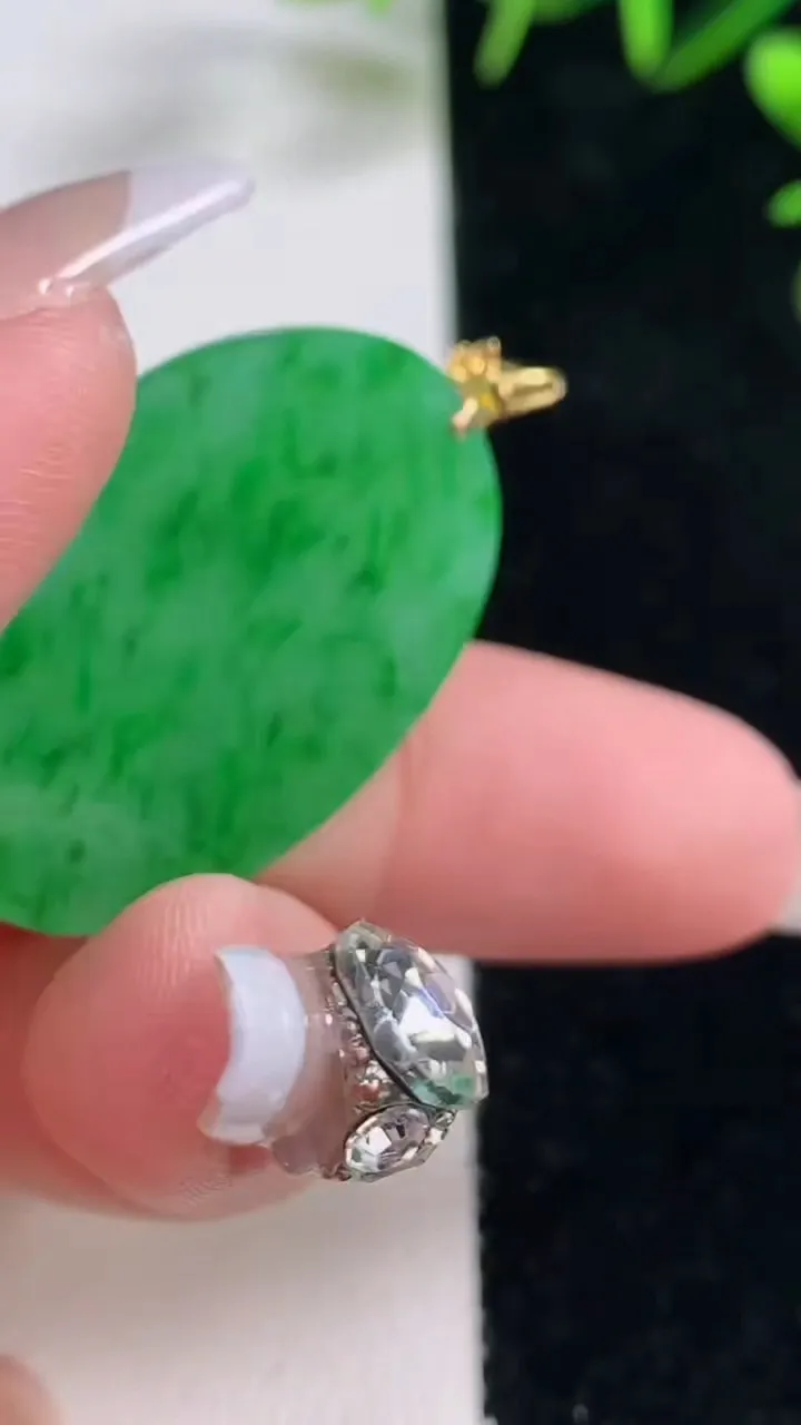 天然A货翡翠无事牌吊坠，尺寸32-21.8-3，重量:6.14g
12月28日