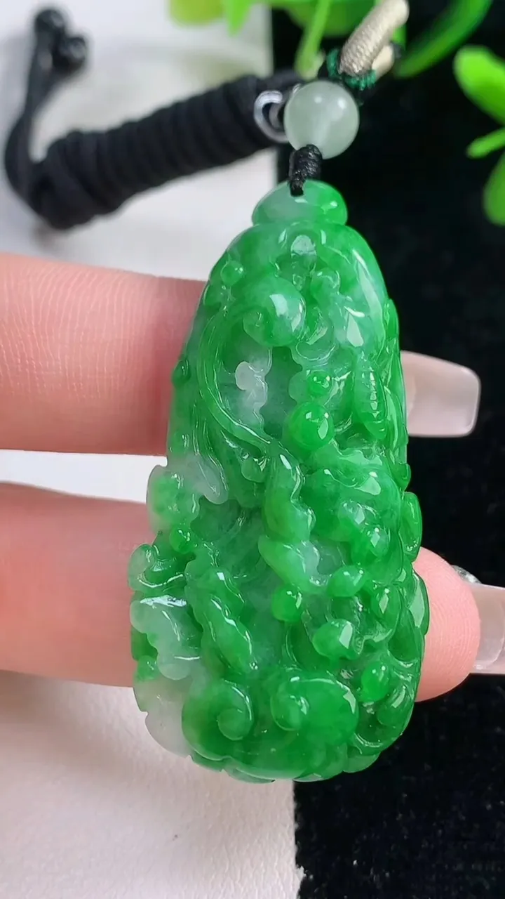 天然A货翡翠白菜吊坠，尺寸48.2-22.6-9.8，重量:20.00g
12月28日