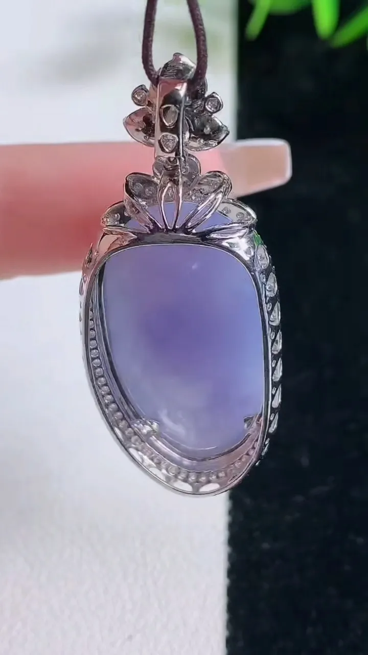 天然A货翡翠18K金紫罗兰福瓜吊坠，尺寸42.3-18-13.1，裸石27.5-15.6重量:9.51g
12月28日