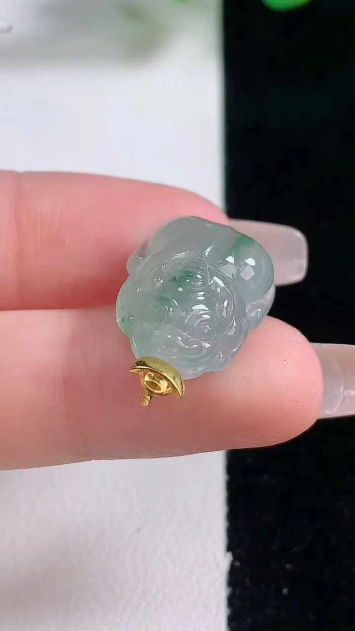 天然A货翡翠18K金飘花貔貅吊坠，尺寸19.2-15-7.5，重量:3.55g
12月28日