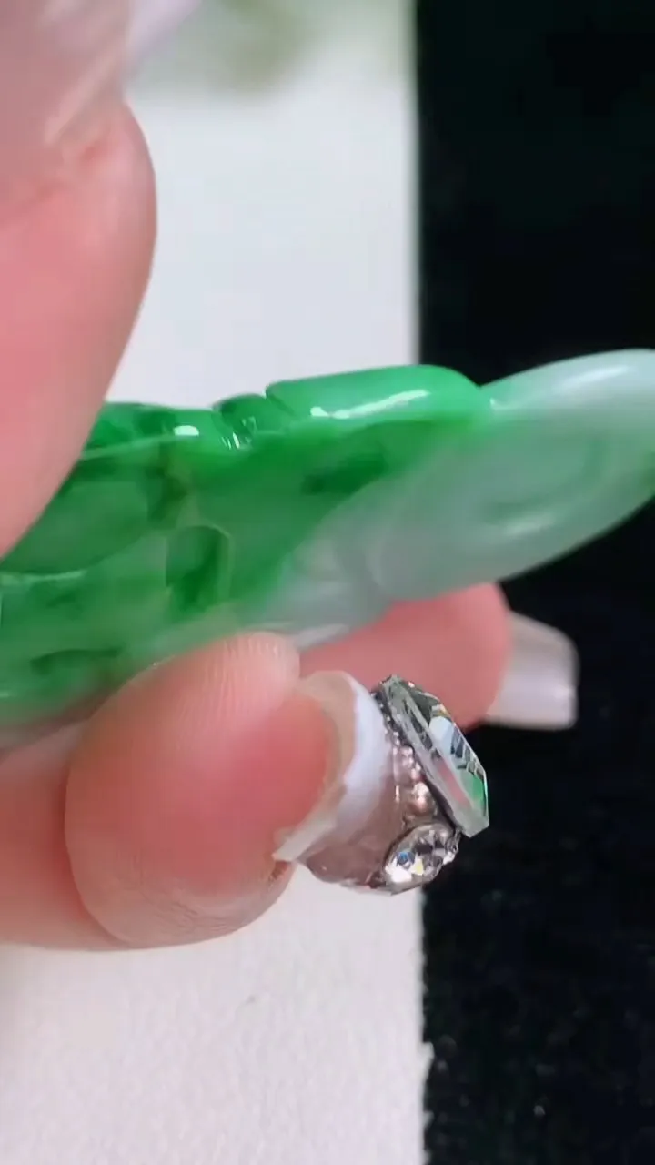 天然A货翡翠观音菩萨吊坠，尺寸51.7-25.4-5.1，重量:13.59g
12月28日