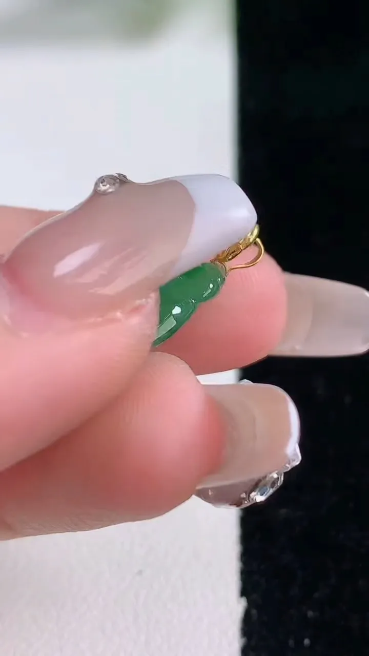 天然A货翡翠蟹钳吊坠，尺寸18.7-10.8-4，重量:1.80g
12月28日