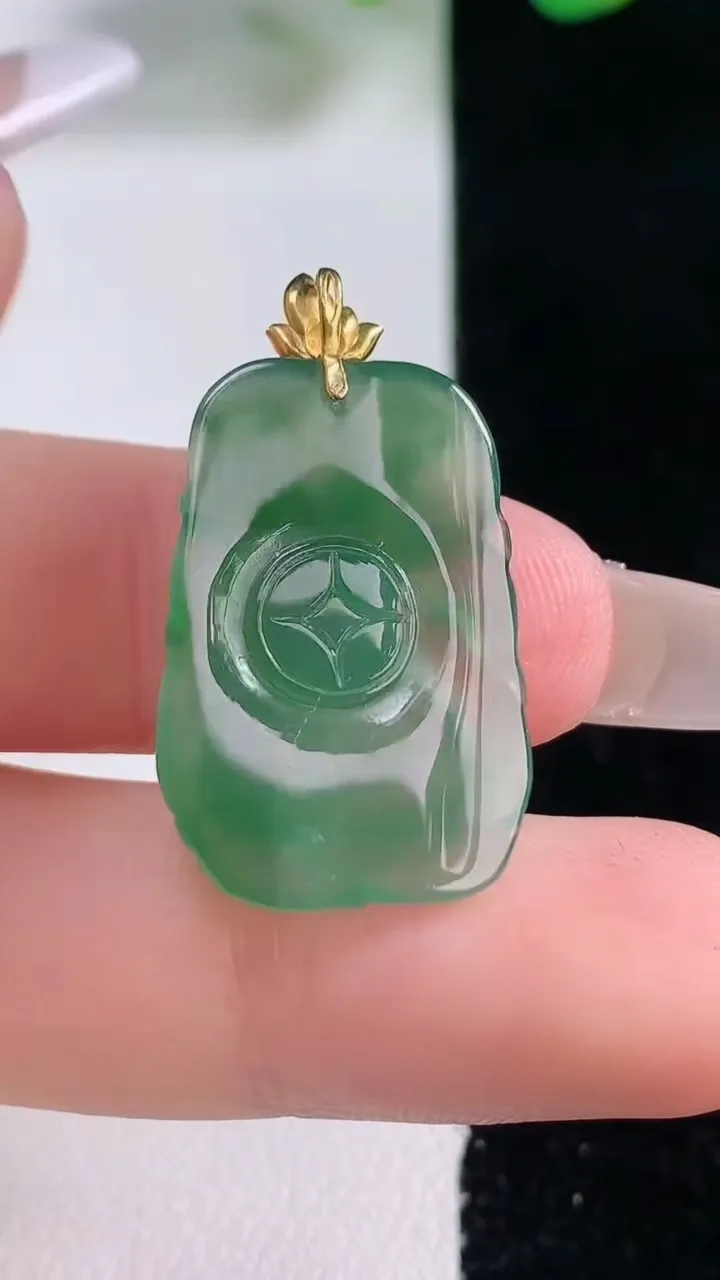 天然A货翡翠九尾狐吊坠，尺寸25.2-16.7-4.4，重量:3.43g
12月28日