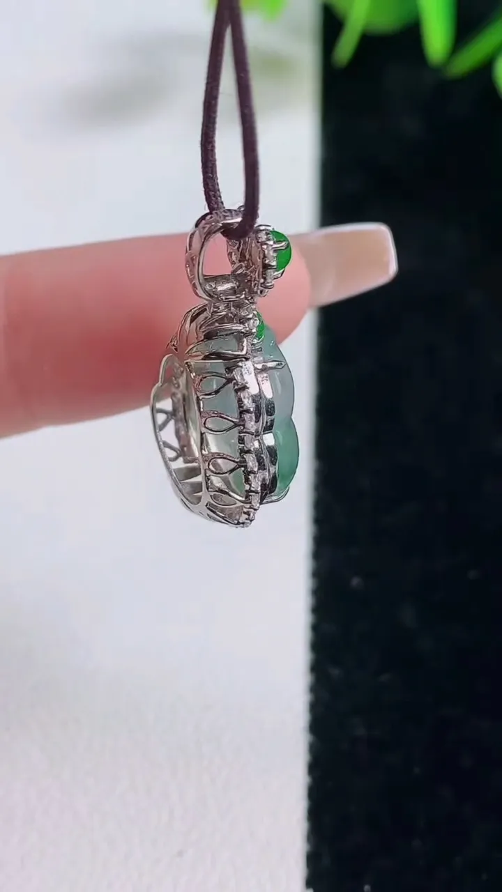 天然A货翡翠种飘花葫芦吊坠，尺寸24.3-13.8-7.9，裸石12.3-11.2重量:2.57g
12月28日