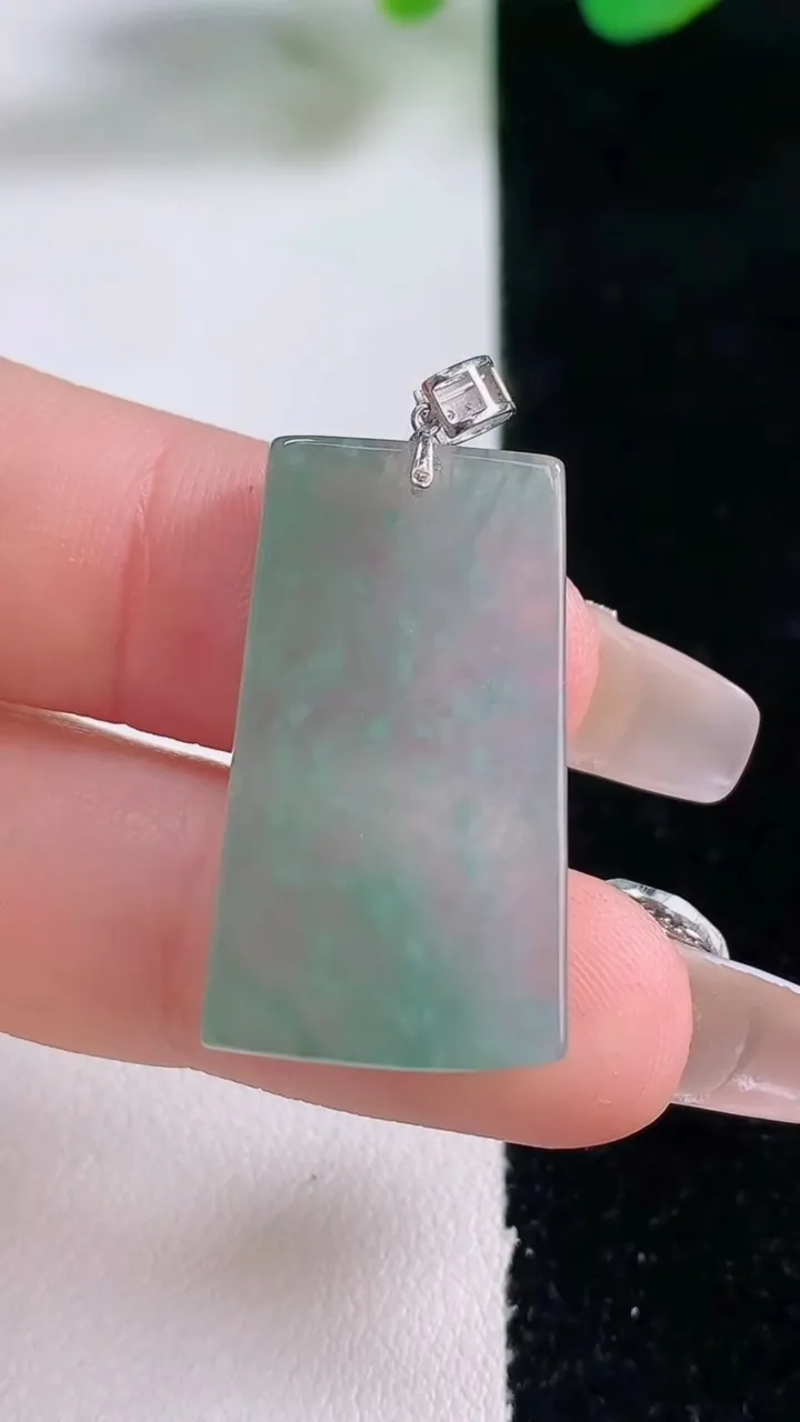 天然A货翡翠梅花鹿吊坠，尺寸28-15.9-4.8，重量:6.35g
12月28日